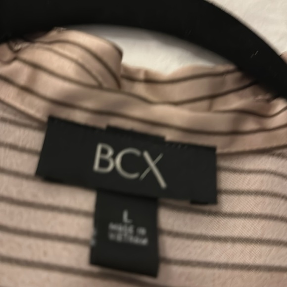 Woman’s blouse , fits beautifully longer in the back - Picture 3 of 4